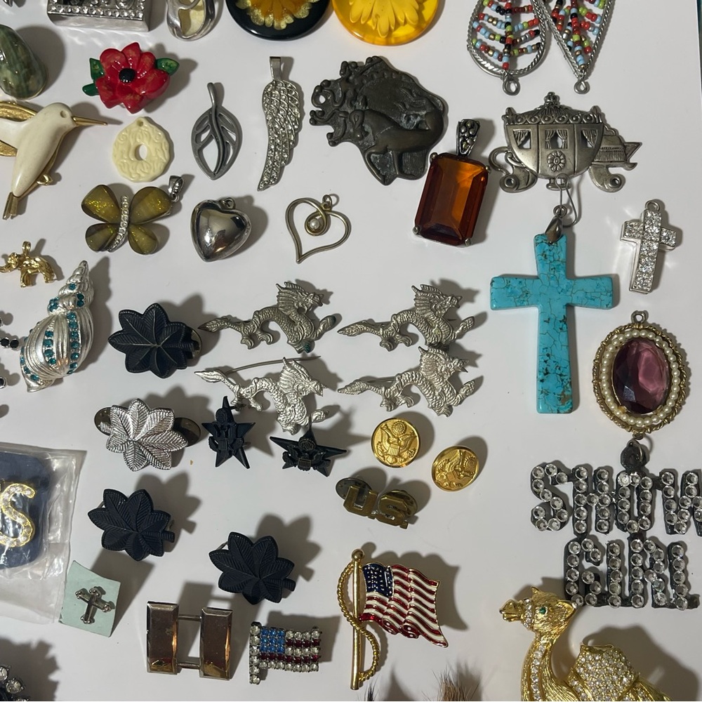 Vintage Brooches Pedants Antique Pins Signed Military, Summer, Fall, Religious - Picture 12 of 17